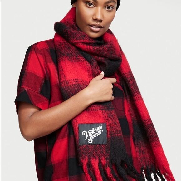 VICTORIA\'S SECRET
Jacquard Pom Pom Beanie & Scarf
